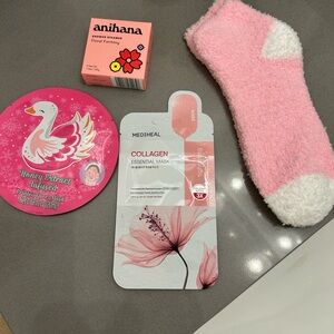 Collagen Essential Masks with pink socks and shower steame - Pink